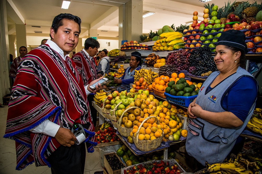 Un oficial de cr&eacute;dito de Daquilema con una clienta de microfinanzas.