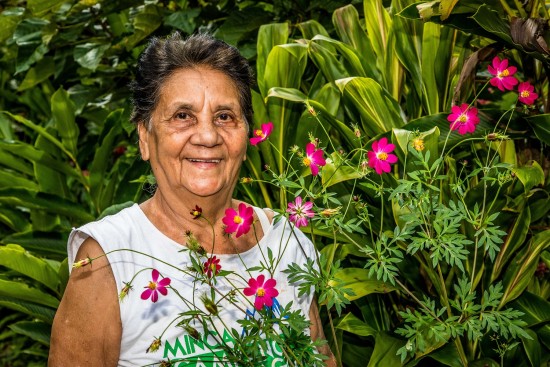 La Lourdes López Balaguera amb les flors que cultiva. La Lourdes López Balaguera amb les flors que cultiva.
