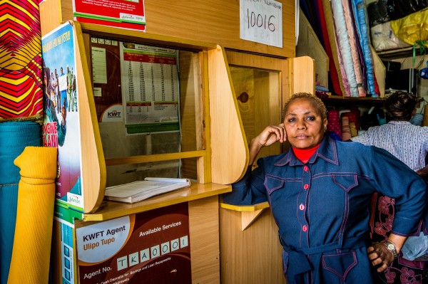 La Grace ha obert una oficina de KWFT, complementària al seu negoci tèxtil.  La Grace ha obert una oficina de KWFT, complementària al seu negoci tèxtil.