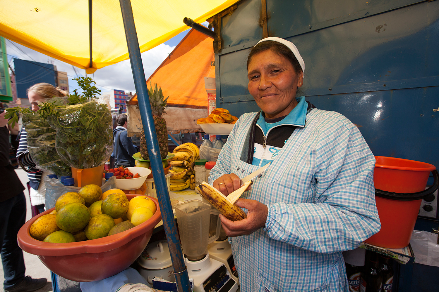 Una de les clientes de Banco Fie a La Paz: Betty Sebacollo. La Betty ven sucs a una parada del Mercado Rodr&iacute;guez.