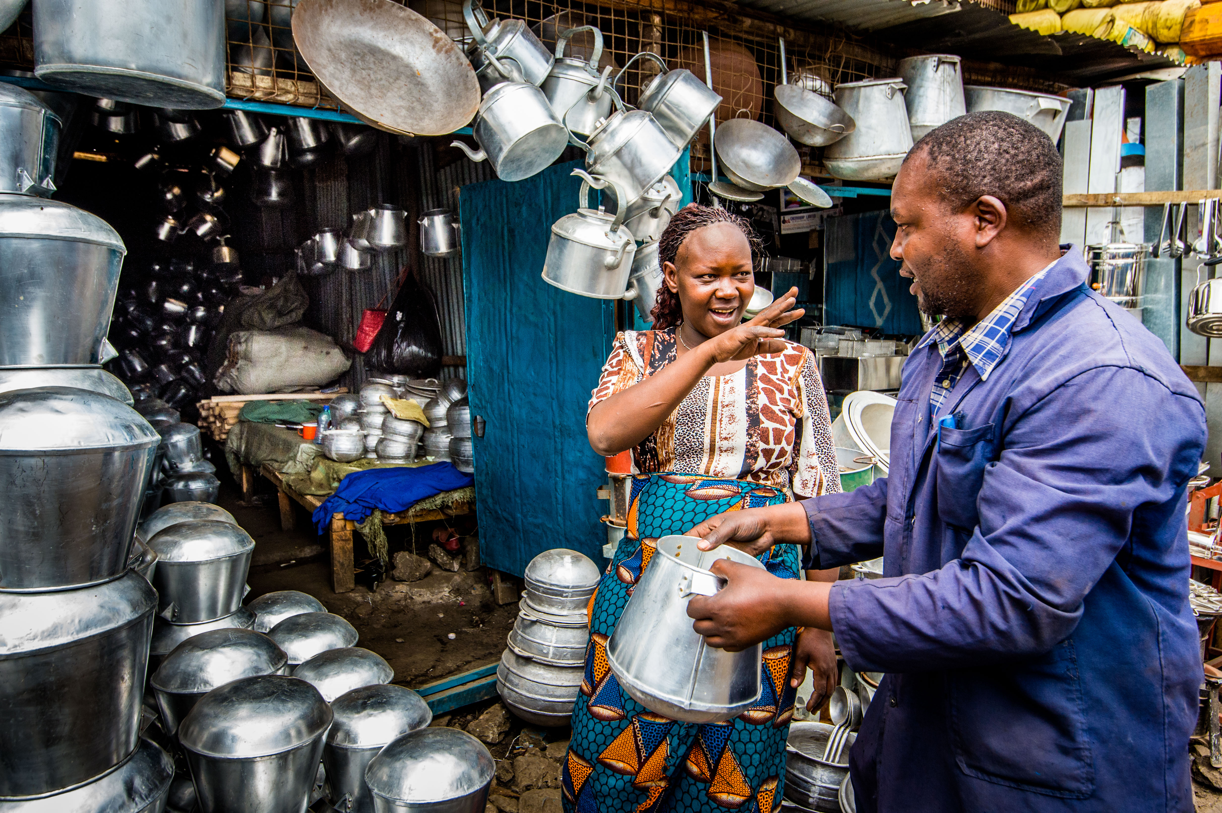 El client de JCS John Harun Nderitu Macharia amb una clienta. 