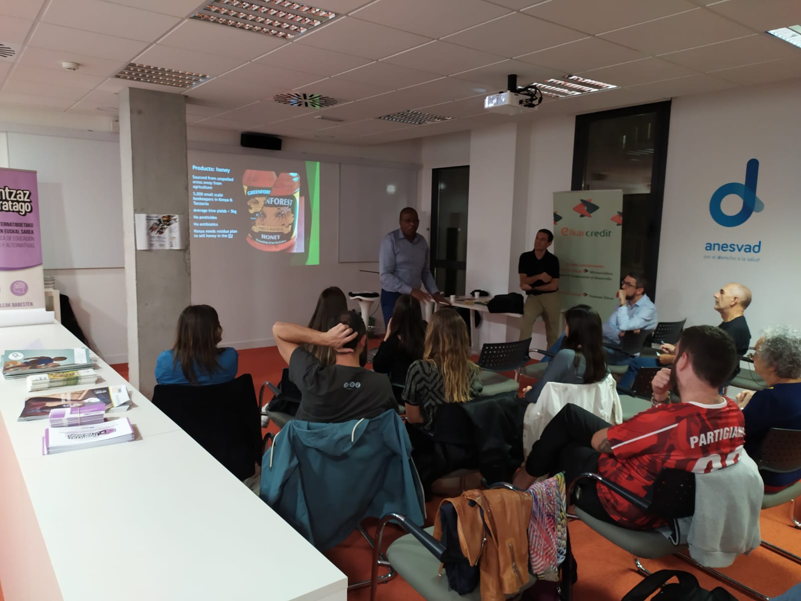 Athanas Matheka en la charla que impartió en Anesvad