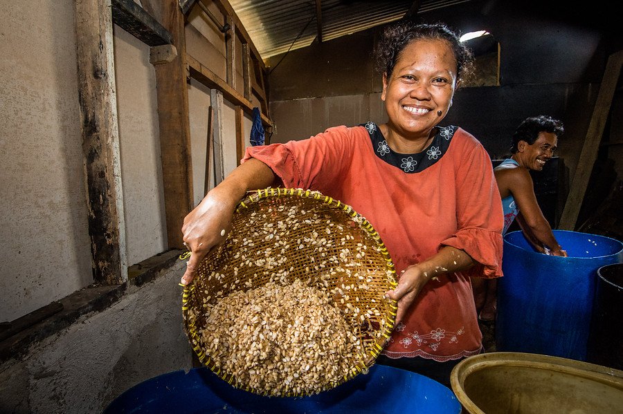 L'Ae i en Rasito, productors de tempeh que han rebut un microcrèdit d'una organització sòcia d'Oikocredit.