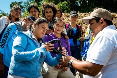 Dones rebent formació a Aldea Global.