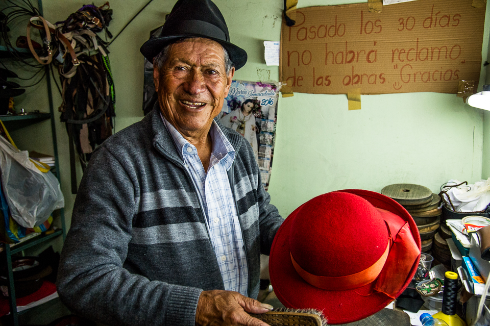 Segundo Daquilema en el taller de su tienda.