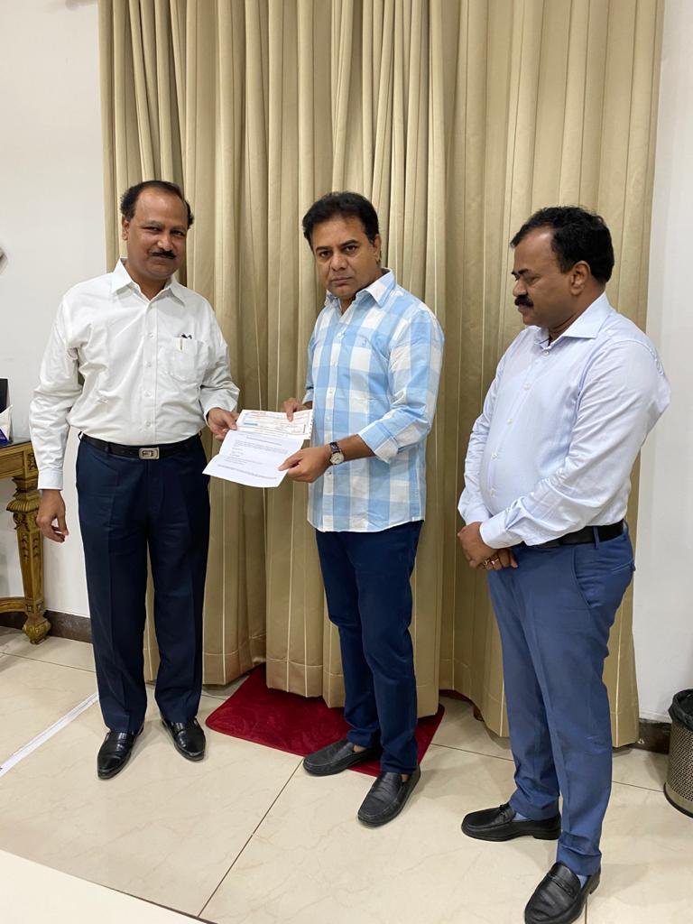 Gouri Sankar, Director General de Maanaveeya, presentó la donación al Sr. K T Rama Rao, Ministro de Administración Municipal y Desarrollo Urbano del Gobierno de Telangana el 31 de marzo de 2020. De pie a la derecha está el Sr. Dana Kishore, IAS, Director Gerente