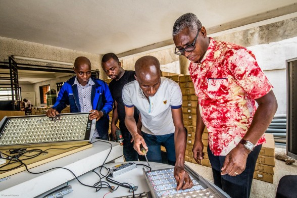 En Jean Koffi utilitza préstecs de CAC, una Institució Microfinancera (IMF) sòcia d’Oikocredit, per a finançar la seva pime. El seu negoci d'instal·lació elèctrica s'especialitza en treballs d'il·luminació pública de baixa energia. En Jean Koffi utilitza préstecs de CAC, una Institució Microfinancera (IMF) sòcia d’Oikocredit, per a finançar la seva pime. El seu negoci d'instal·lació elèctrica s'especialitza en treballs d'il·luminació pública de baixa energia.