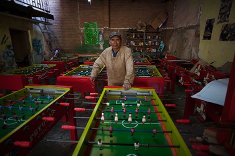 Félix al seu taller de taules de futbolí finançat per Oikocredit segons criteris de banca ètica