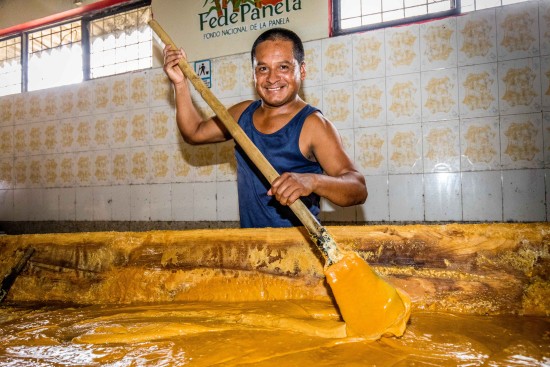 Removiendo la pasta de azúcar para hacer "panela" Removiendo la pasta de azúcar para hacer "panela"